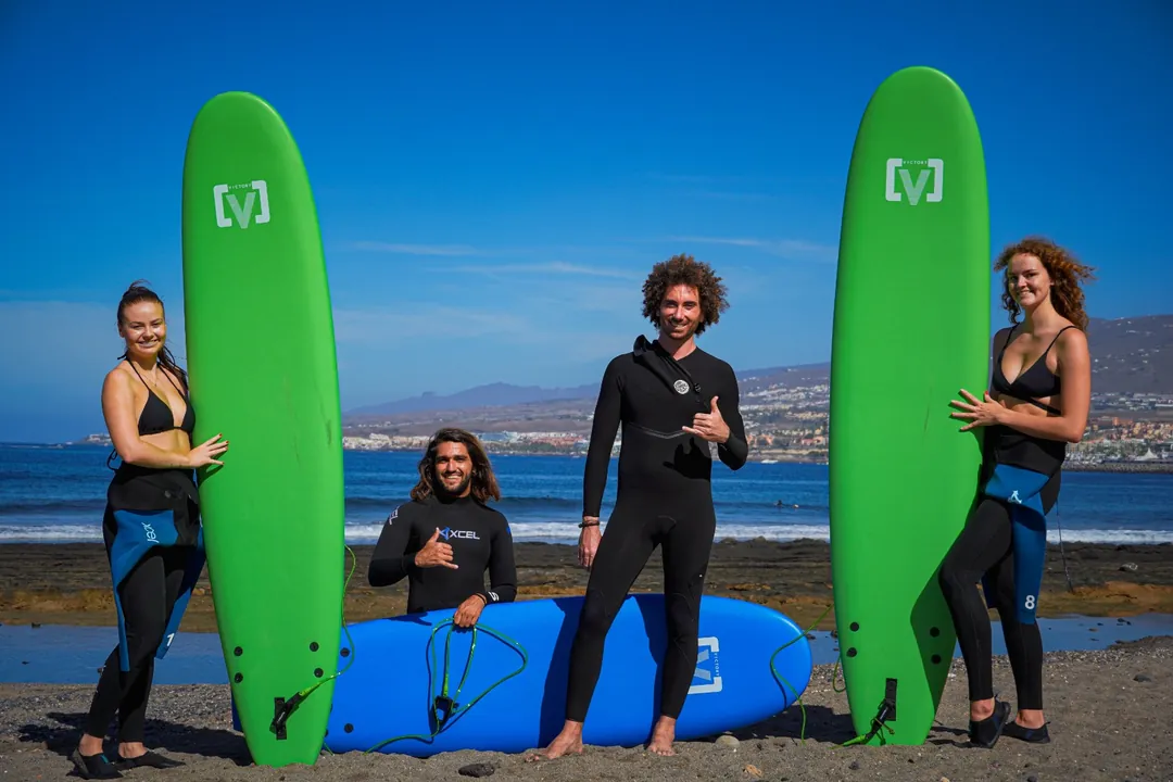 Equipo de Single Fin Surf Hostel Equipo de Single Fin con alumnas y sus tablas de surf en la playa, en el sur de Tenerife